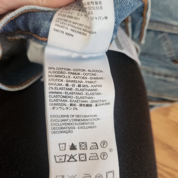 EUC Levi's Mom Jean, Size 28 - Picture 7 of 9